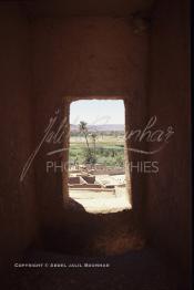 Image du Maroc Professionnelle de  La Kasbah de Taourirt fut édifiée au 17ème siècle par la tribu des Glaoui, située sur une colline au centre urbain de la ville d'Ouarzazate, cette remarquable ancienne bâtisse en pisé parfaitement conservée est l'une des plus belles constructions architecturales de la ville. La Kasbah qui ressemble à un grand château de sable incrusté dans le désert, fait partie du circuit touristique, elle a été classé Patrimoine Mondiale de l’Unesco. Ce véritable joyau de Ouarzazate permet au visiteur de découvrir l’intérieur d’une ksar où résident souvent la population berbères du sud du Maroc. Photo datant du Samedi 23 Août 1997. (Photo / Abdeljalil Bounhar)